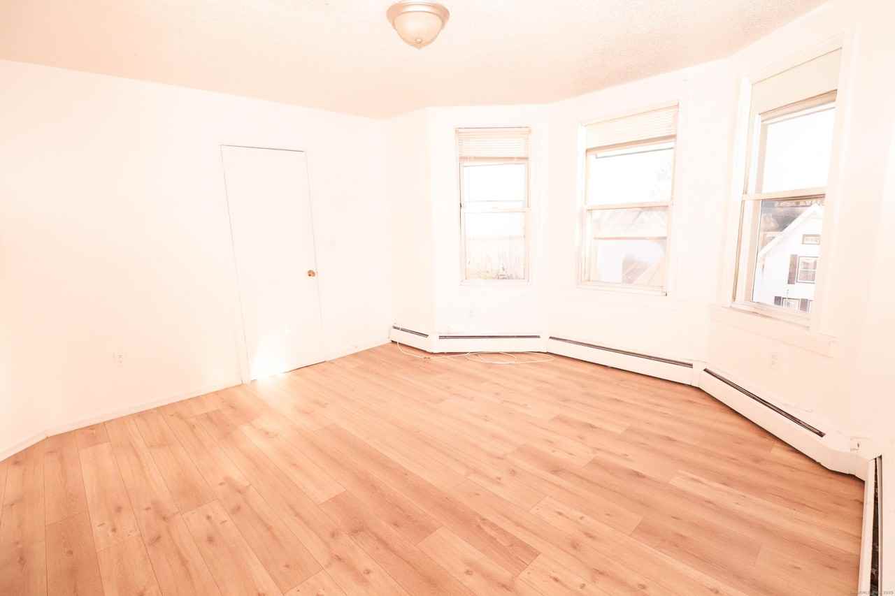 117 Lamberton St - Photo 6 of 30