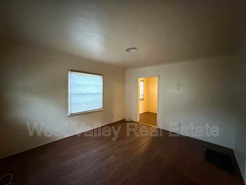 1605 Howard Ave #B - Photo 2 of 15