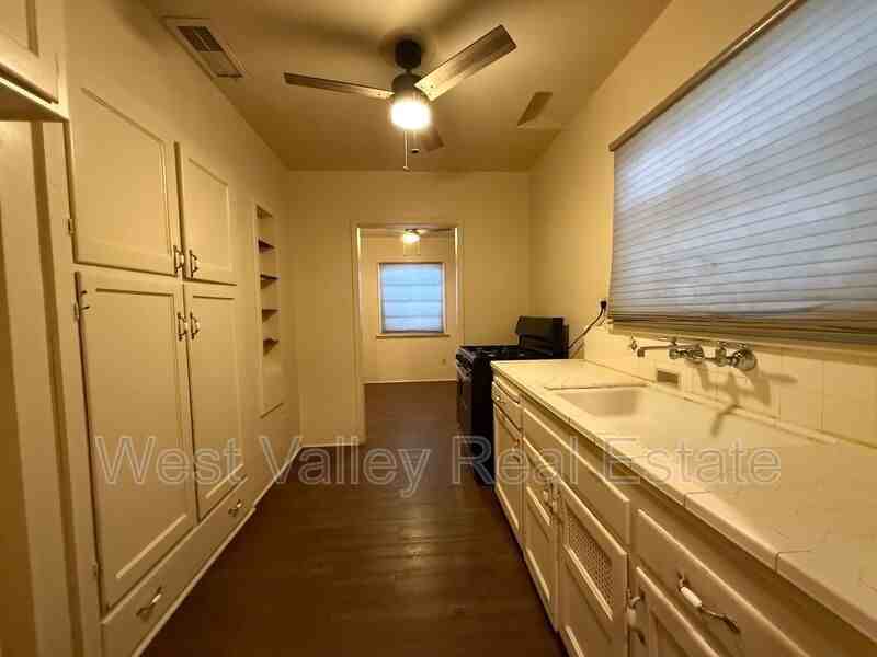 1605 Howard Ave #B - Photo 6 of 15