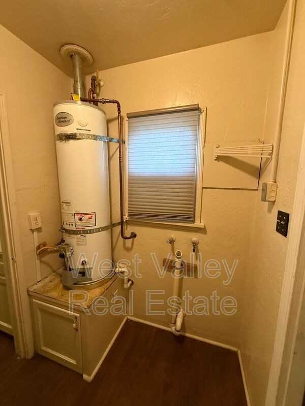 1605 Howard Ave #B - Photo 7 of 15