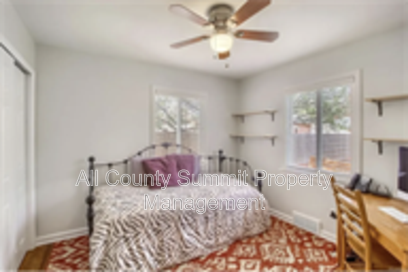 425 S Harlan St - Photo 6 of 9