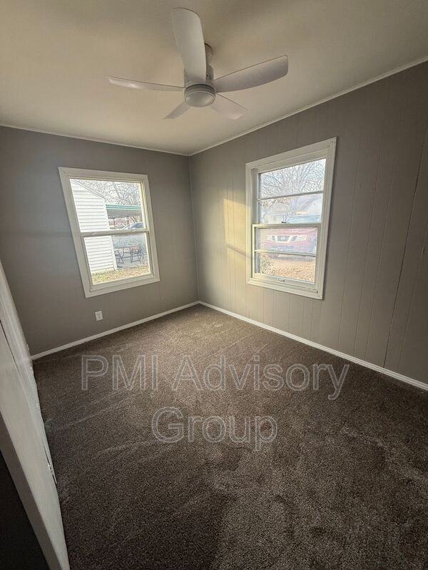 424 Ne Green St - Photo 3 of 9