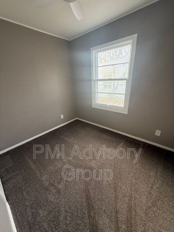 424 Ne Green St - Photo 4 of 9