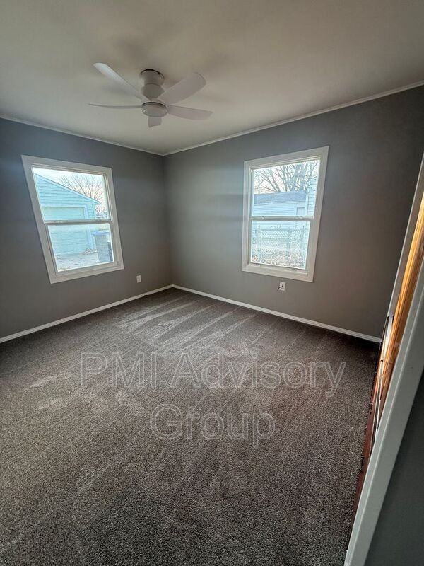 424 Ne Green St - Photo 5 of 9