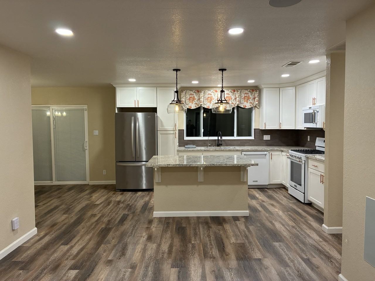 7452 Rollingwood Blvd - Photo 7 of 50