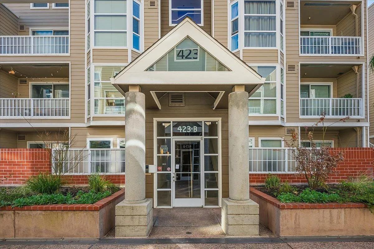 423 N 2nd St - Photo 2 of 10