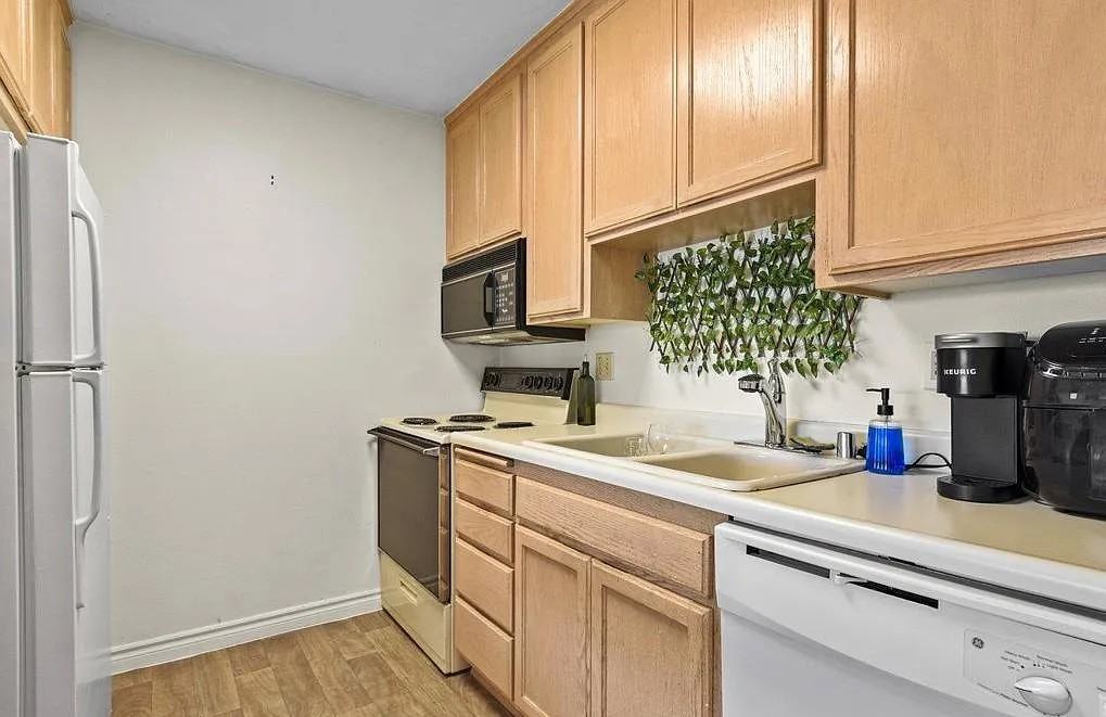 4015 Crown Point Dr - Photo 4 of 9