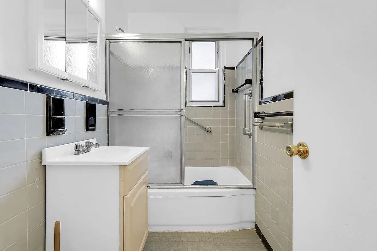 2621 Union St #2F - Photo 7 of 8