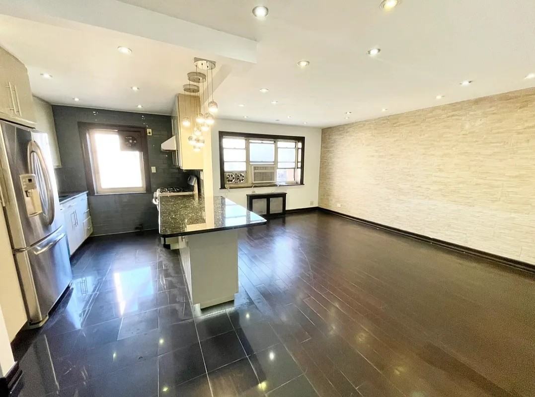 2949 137th St #1H - Photo 2 of 7