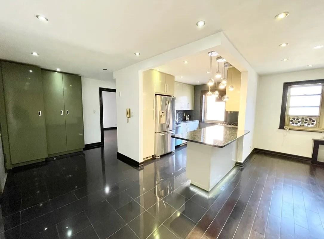 2949 137th St #1H - Photo 4 of 7