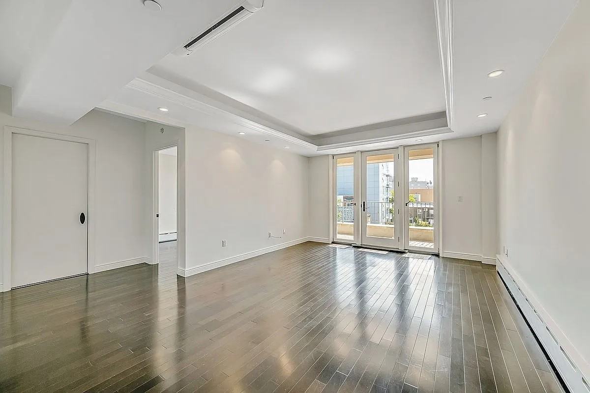 3011 21st St #4B - Photo 2 of 10