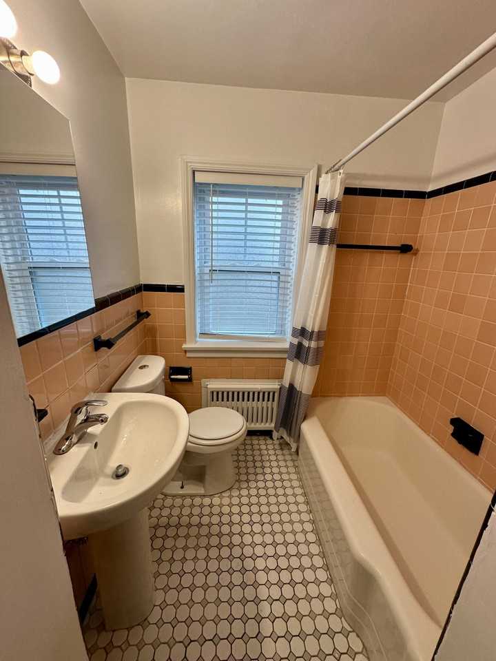 1218 Harvard Ter #2 - Photo 5 of 13