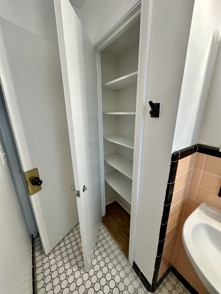 1218 Harvard Ter #2 - Photo 6 of 13