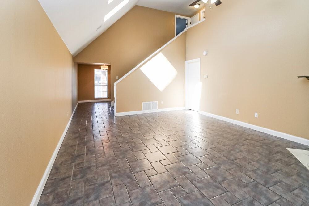 2107 Lakecrest Dr - Photo 4 of 17