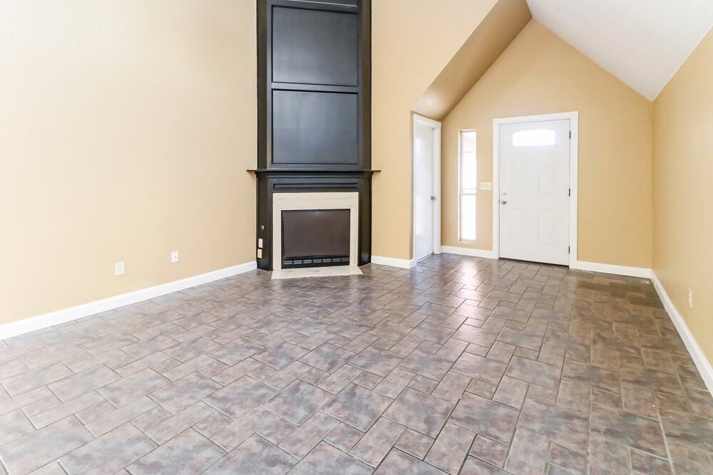 2107 Lakecrest Dr - Photo 5 of 17