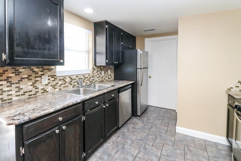 2107 Lakecrest Dr - Photo 6 of 17