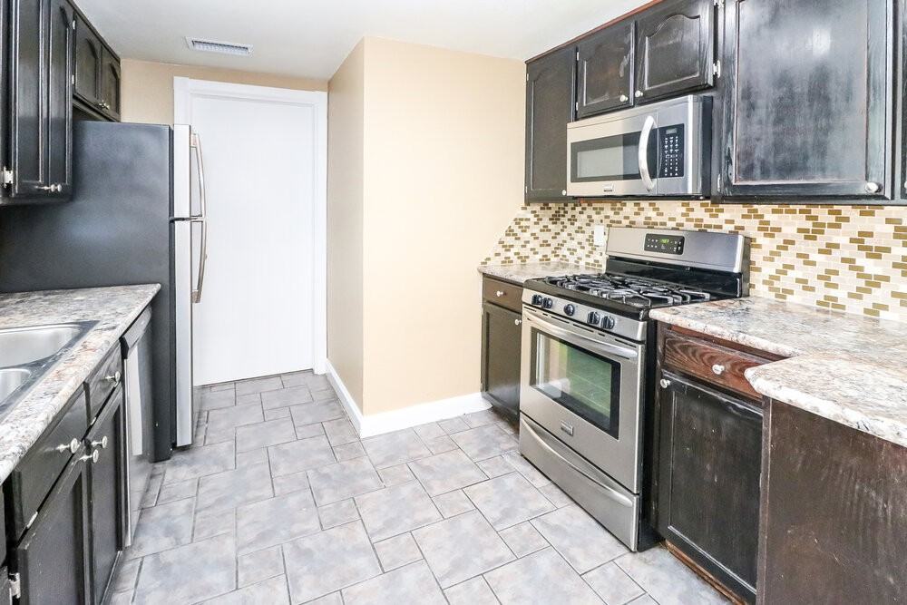 2107 Lakecrest Dr - Photo 7 of 17