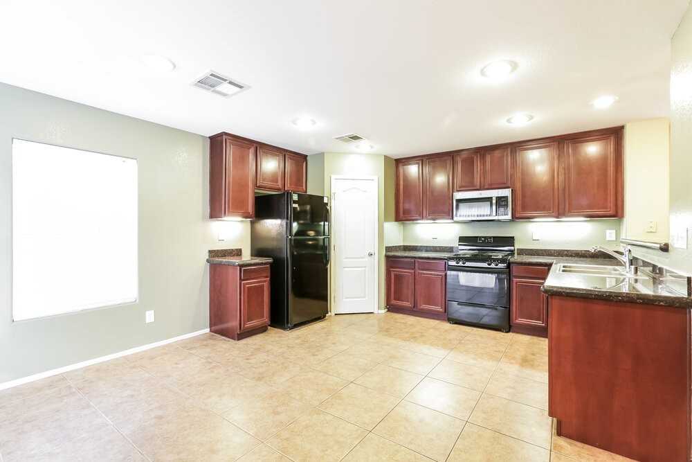 710 Loughton St - Photo 6 of 17