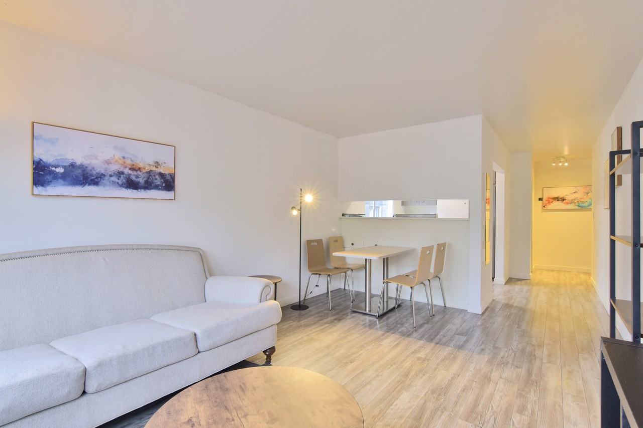 Suffolk House - 1540 Haro - Photo 4 of 50