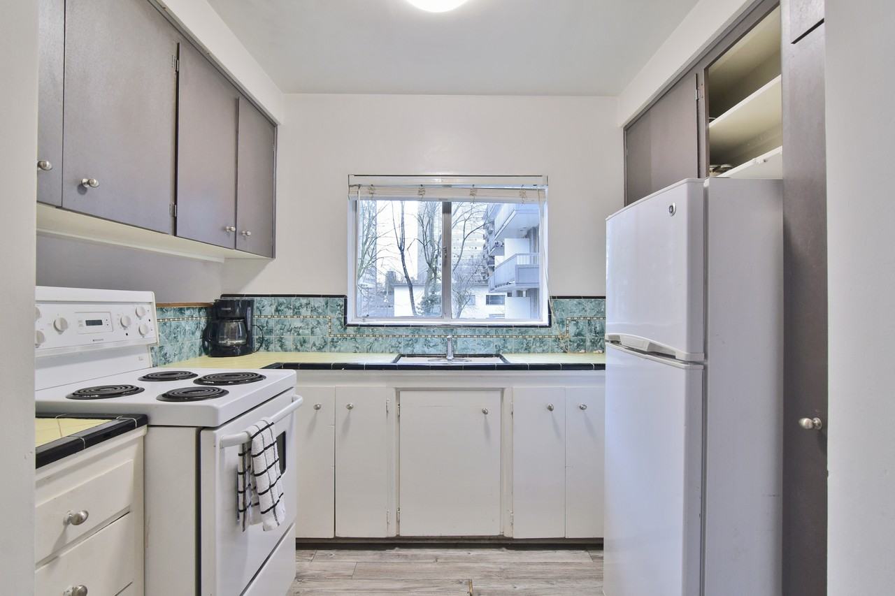 Suffolk House - 1540 Haro - Photo 6 of 50