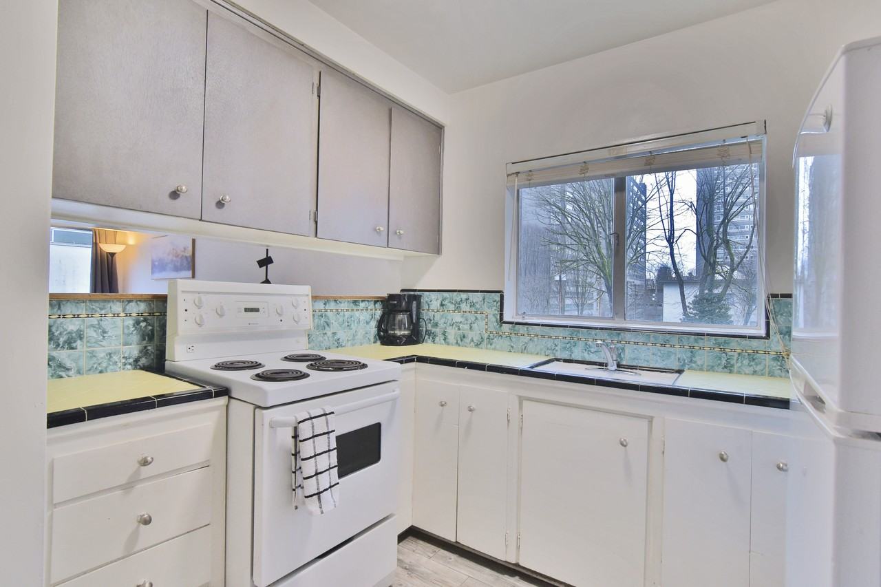 Suffolk House - 1540 Haro - Photo 7 of 50