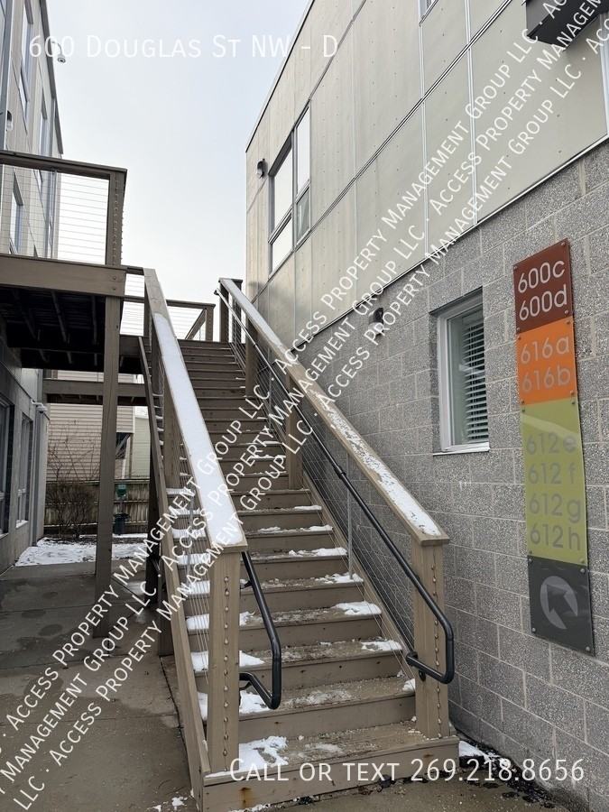 600 Douglas St Nw #D - Photo 2 of 32