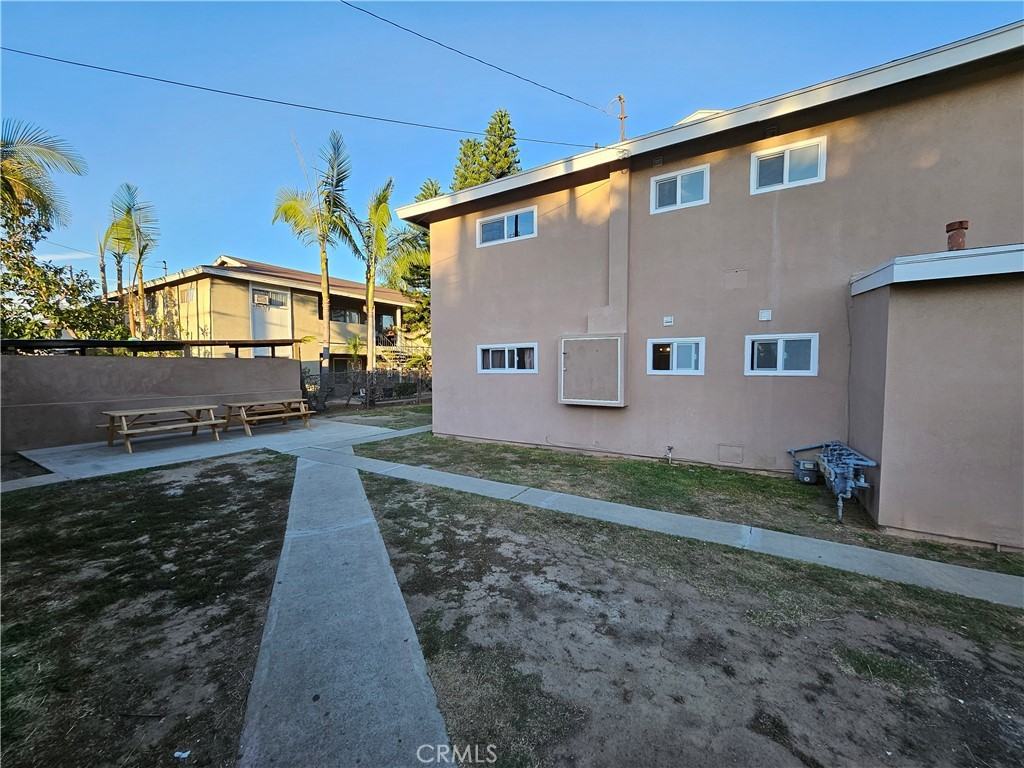 1381 Burwood St #1381-3 - Photo 5 of 17