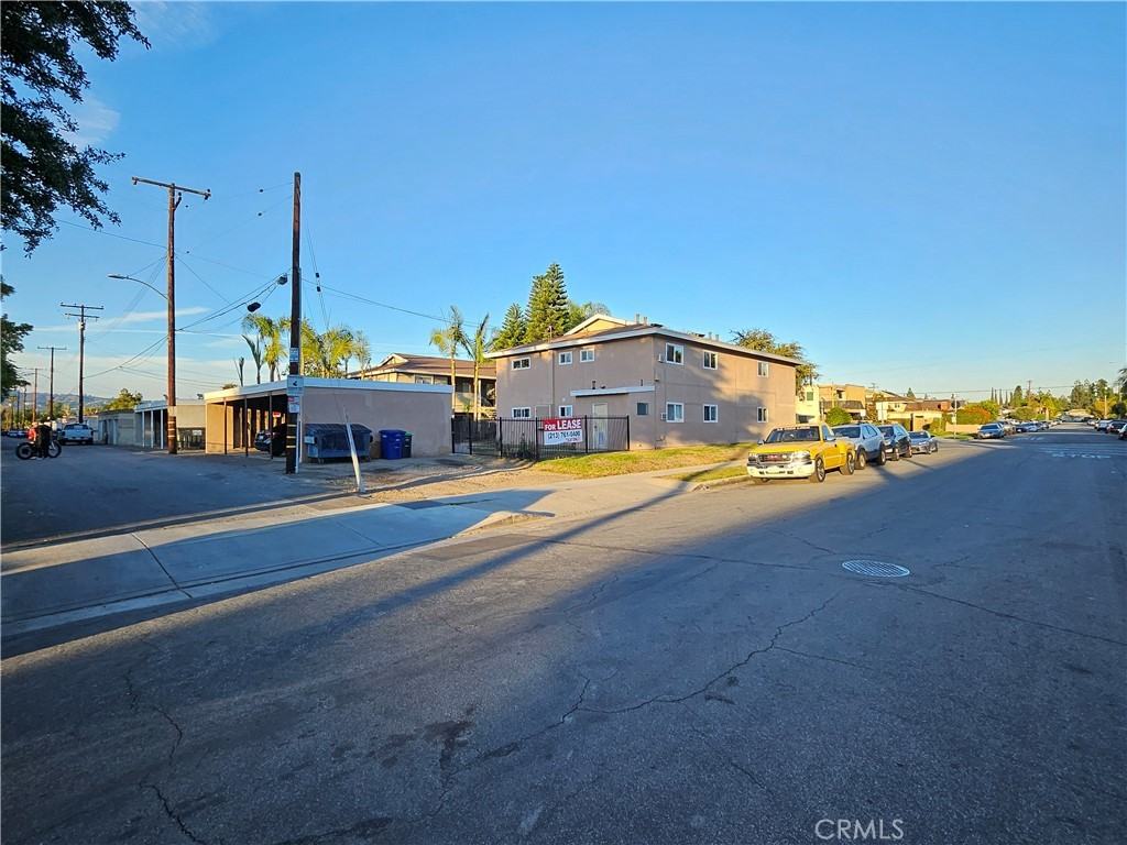 1381 Burwood St #1381-3 - Photo 6 of 17