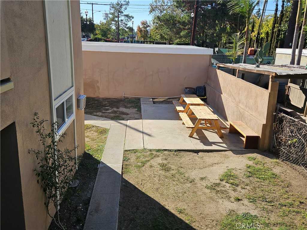 1381 Burwood St #1381-3 - Photo 7 of 17