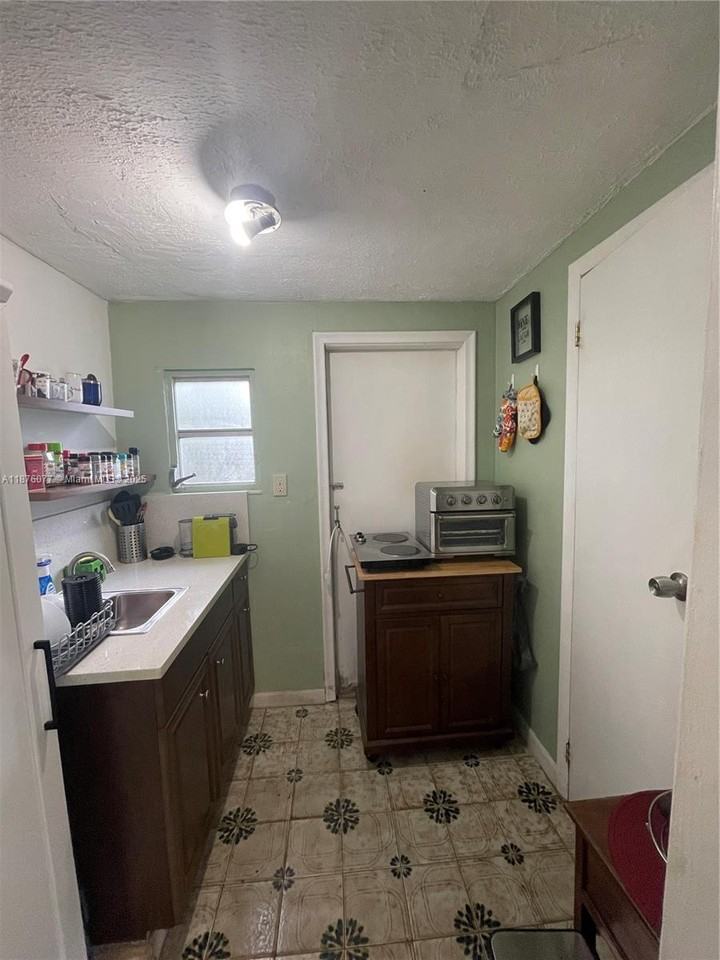 1923 Nw 1st Ter #1923C - Photo 3 of 11