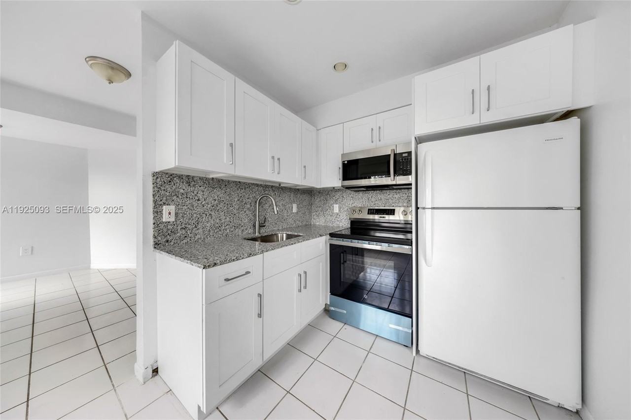 3453 Sw 23rd Ter #3453-1 - Photo 2 of 22