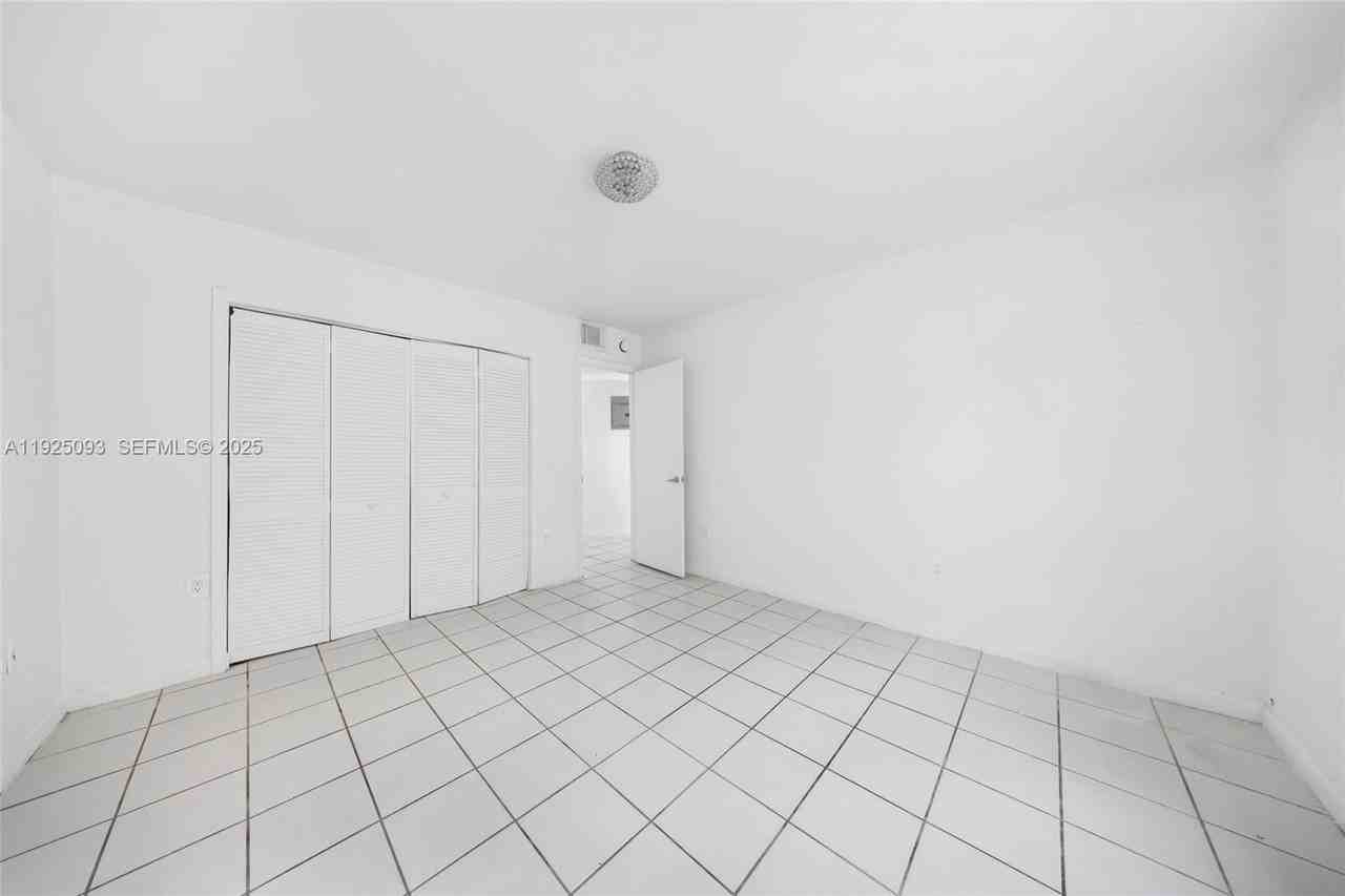 3453 Sw 23rd Ter #3453-1 - Photo 3 of 22
