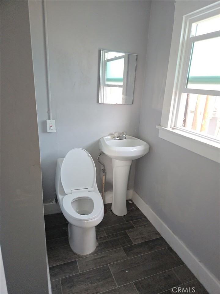 918 Maine Ave #918 - Photo 3 of 7