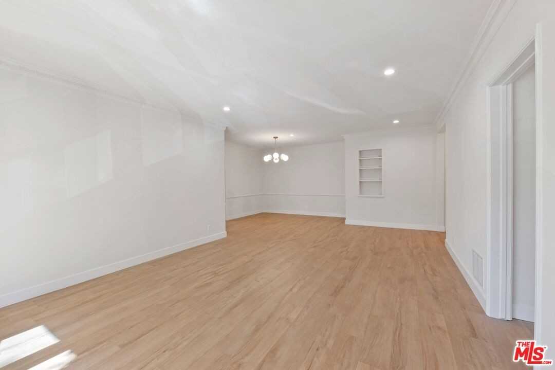 1252 N Crescent Heights Blvd