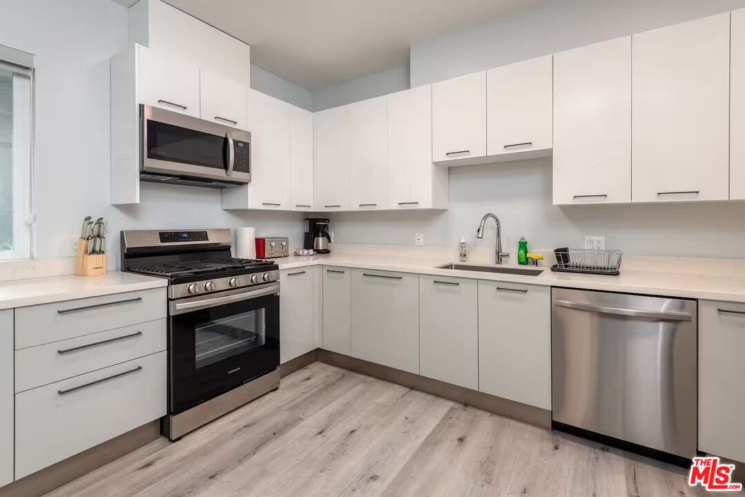 917 S Berendo St #917-401 - Photo 3 of 23
