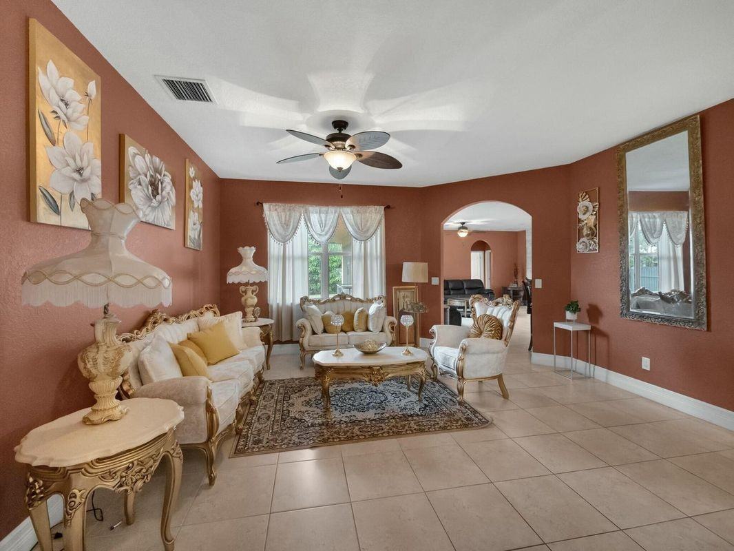 1371 Sw Halford Ave - Photo 3 of 7