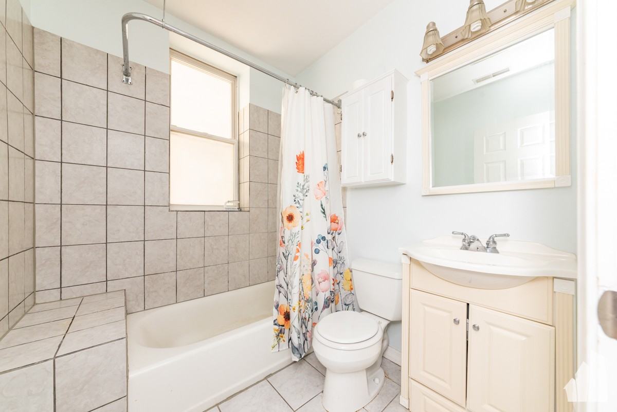 3215 W Altgeld St #2 - Photo 7 of 10