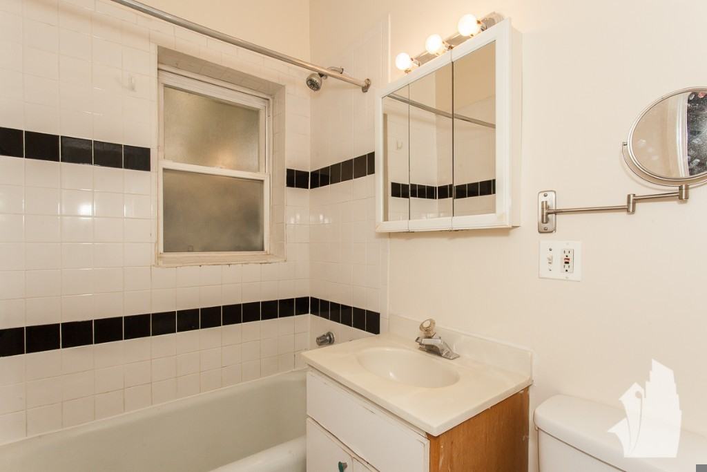 3922 N Pine Grove Ave #3 - Photo 4 of 10