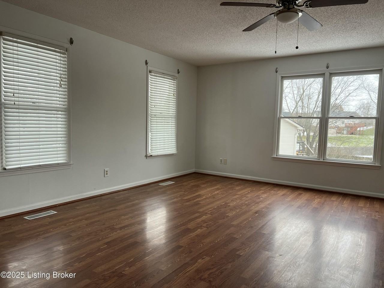 47 Country Ln - Photo 4 of 19