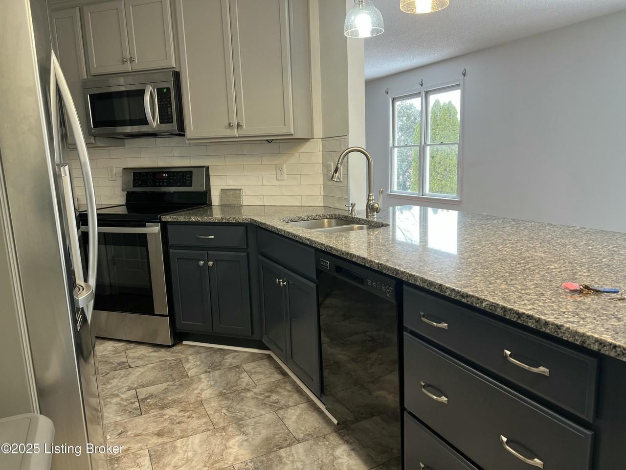 47 Country Ln - Photo 6 of 19