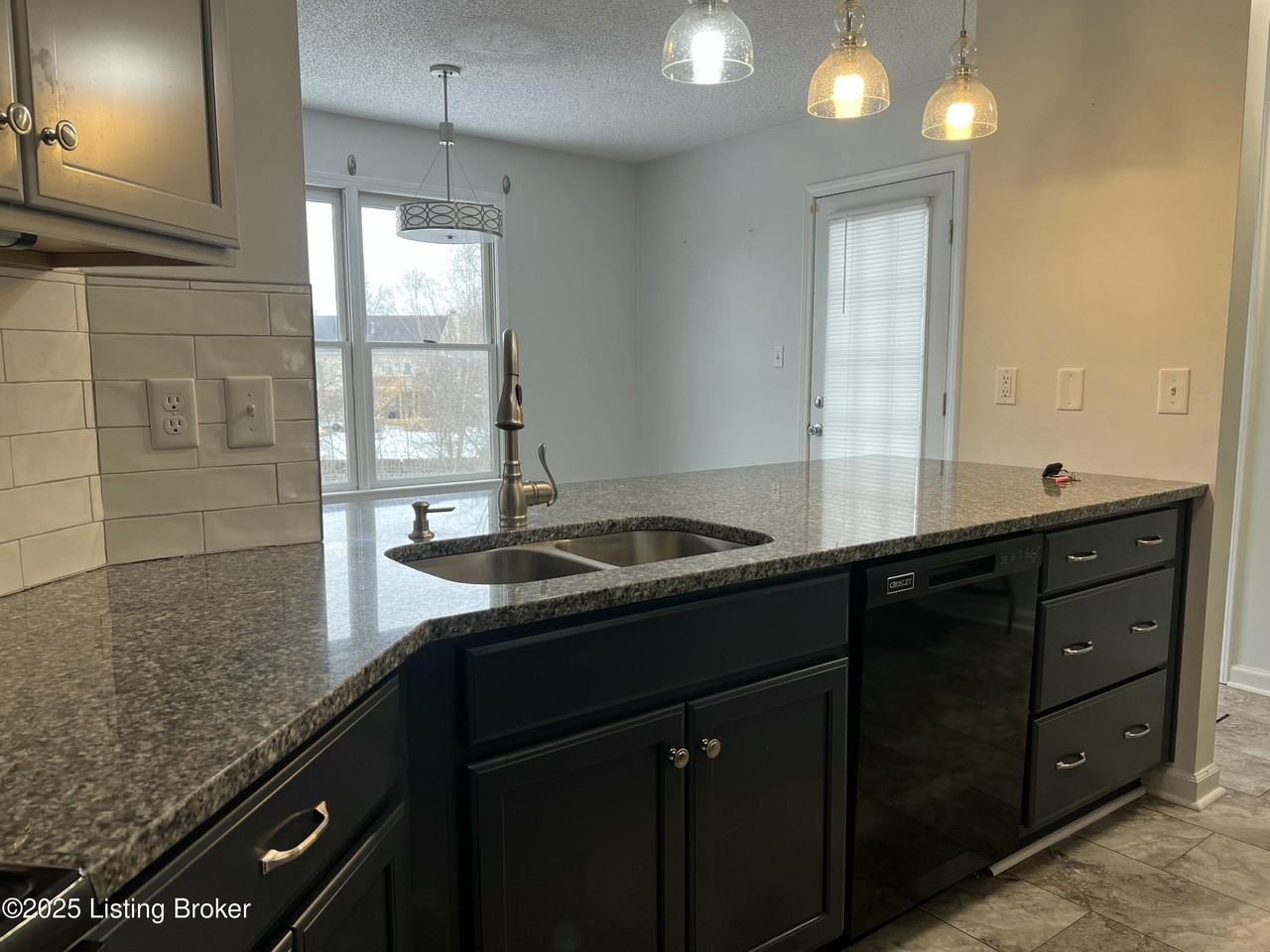 47 Country Ln - Photo 7 of 19