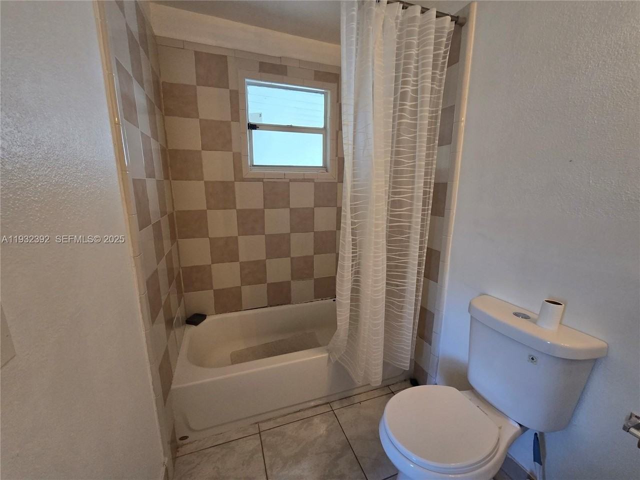 1376 Nw 103rd St #3 - Photo 4 of 4