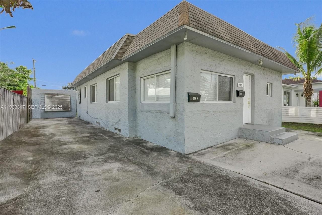 249 Sw 4th St #1 - Photo 2 of 40