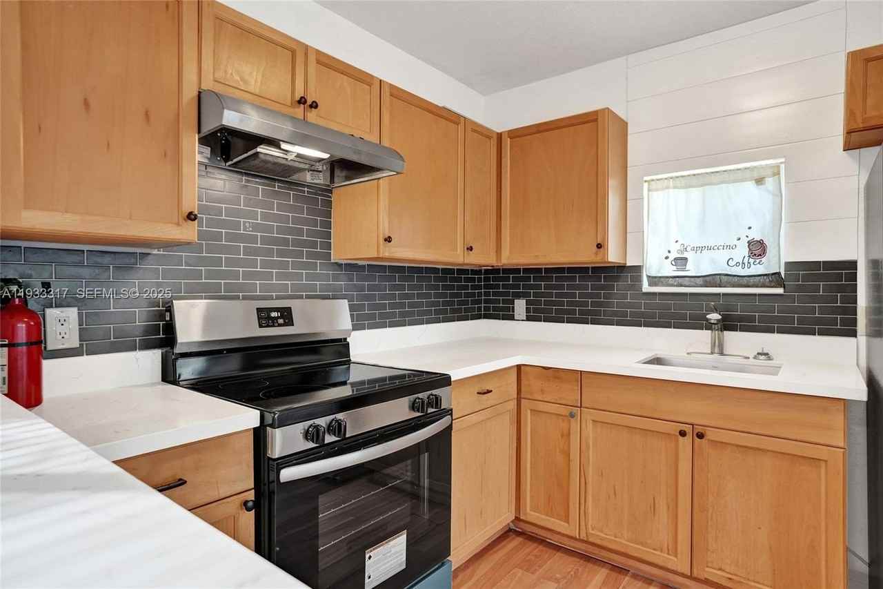 249 Sw 4th St #1 - Photo 3 of 40