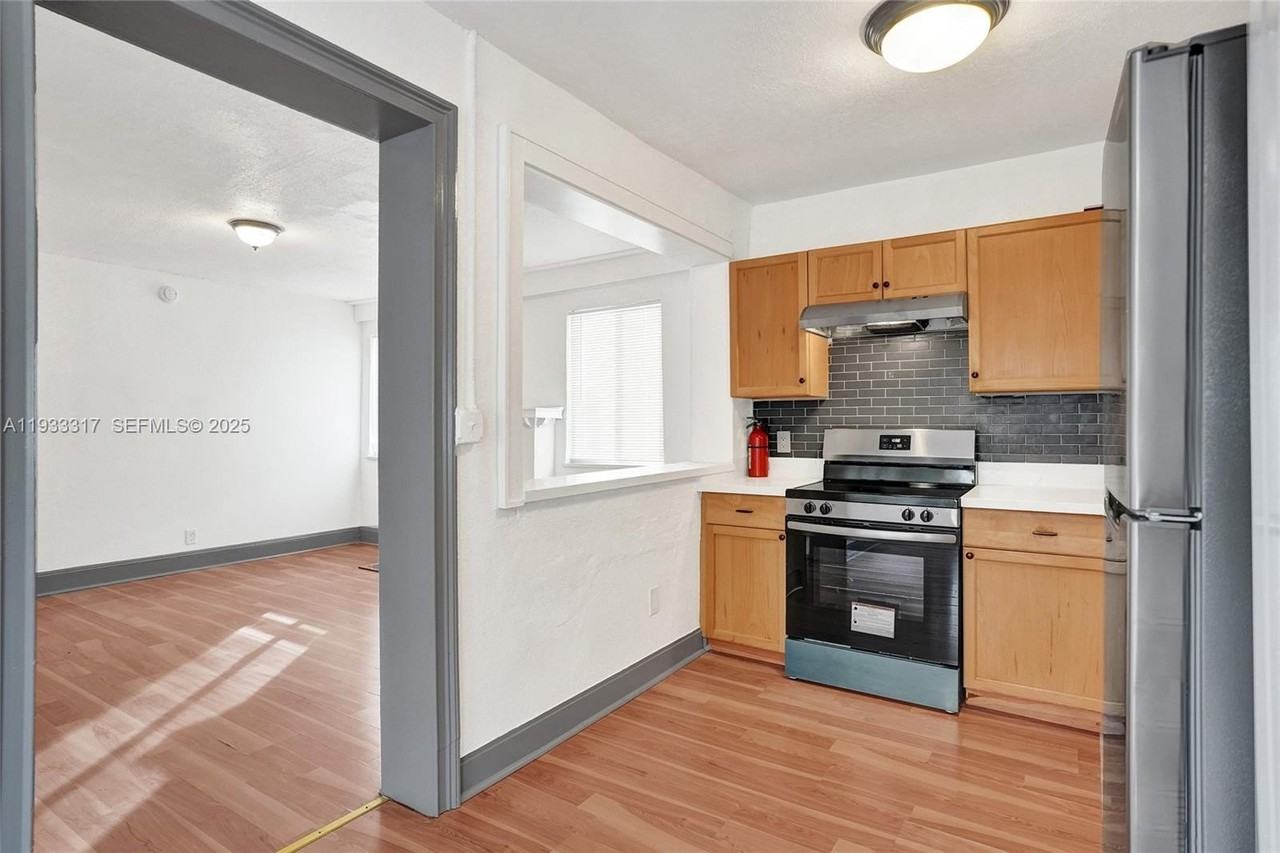 249 Sw 4th St #1 - Photo 4 of 40