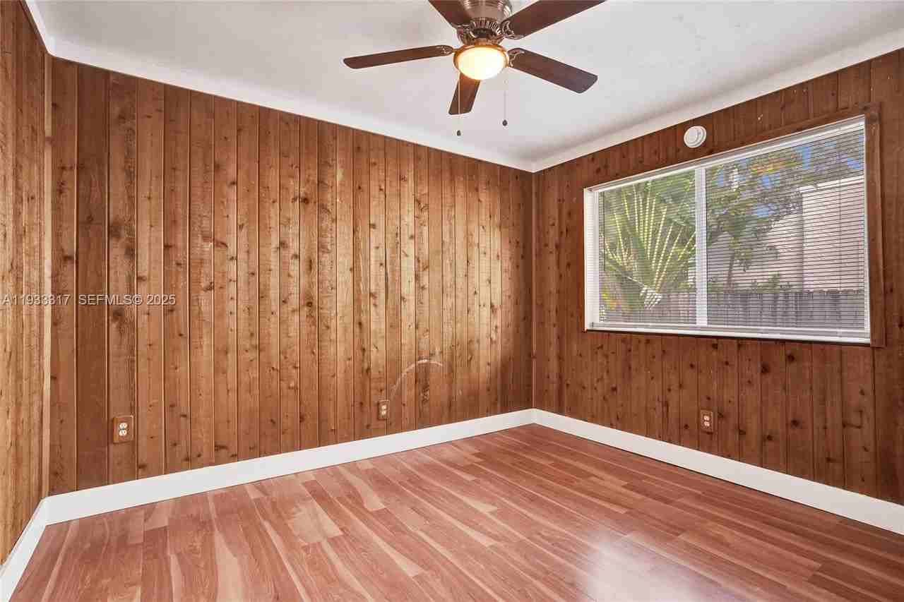 249 Sw 4th St #1 - Photo 5 of 40