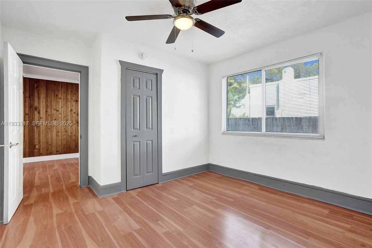 249 Sw 4th St #1 - Photo 6 of 40