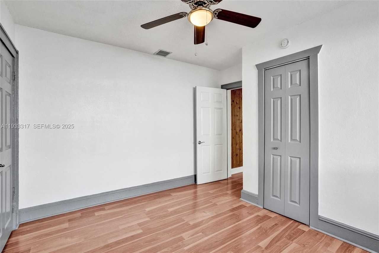 249 Sw 4th St #1 - Photo 7 of 40