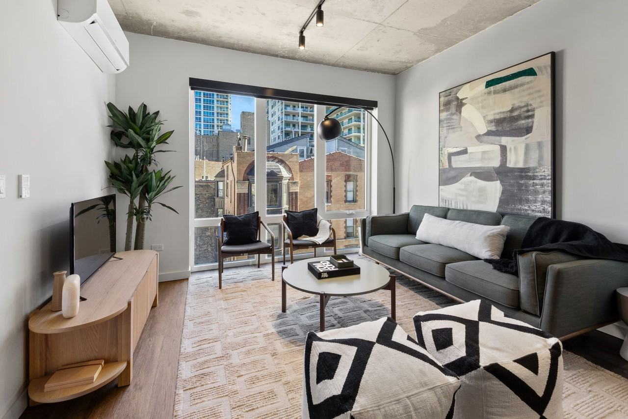 411 W Chicago Ave - Photo 3 of 8