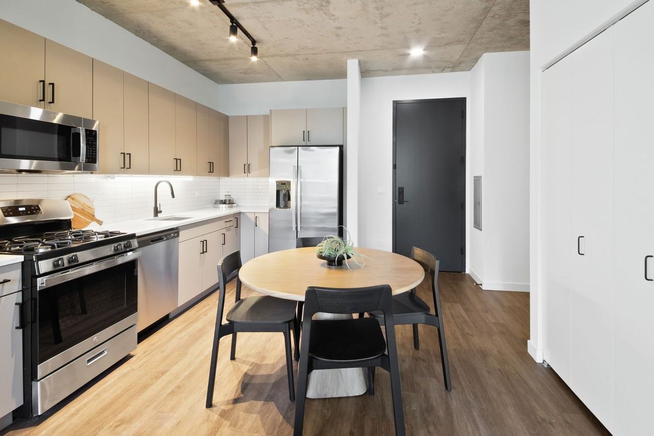 411 W Chicago Ave - Photo 5 of 8